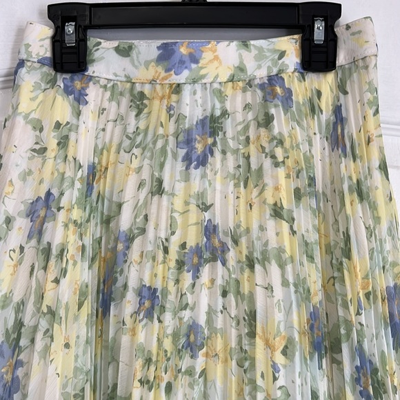 Beautiful skirt 🌺 - Picture 4 of 6